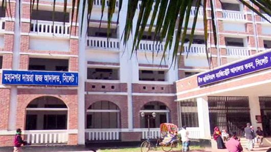 যৌতুক মামলায় স্বামী ‘খালাস পাওয়ায়’ আদালত ভবনে দুজনকে কোপালেন স্ত্রী