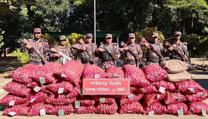 তাহিরপুরে বারকি নৌকাসহ ভারতীয় পেঁয়াজ ও চিনি জব্দ