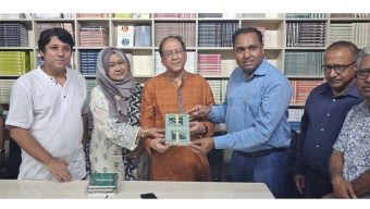 অভ্র প্রকাশনে বিচারপতি খিজির আহমেদ চৌধুরী : বই মানুষকে শুধু জ্ঞানী নয়, মানবিকও করে তোলে