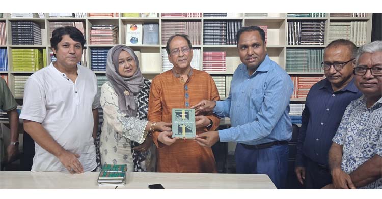 অভ্র প্রকাশনে বিচারপতি খিজির আহমেদ চৌধুরী : বই মানুষকে শুধু জ্ঞানী নয়, মানবিকও করে তোলে