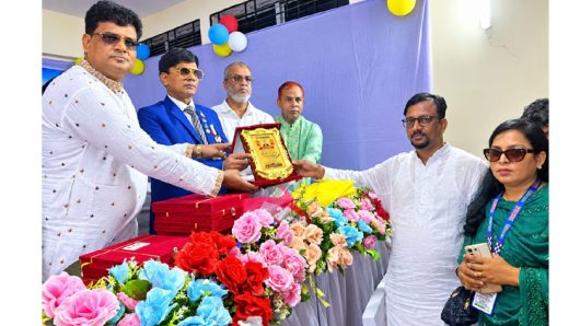 দৈনিক মাতৃজগতের ২৩তম প্রতিষ্ঠাবার্ষিকীতে সম্মাননা স্মারক পেলেন সাংবাদিক ফয়ছল কাদির