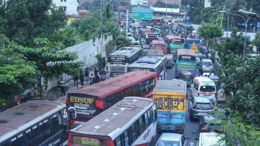 মহাখালীতে যান চলাচল শুরু, রাস্তা ছেড়েছেন পরিবহন শ্রমিকরা