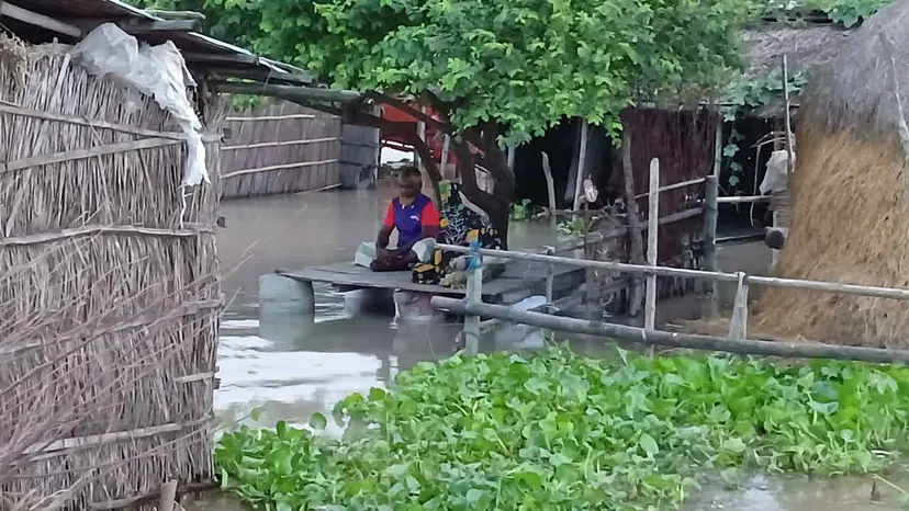 বাড়ির চারদিকে পানি, তবুও ভিটে ছাড়তে নারাজ তারা